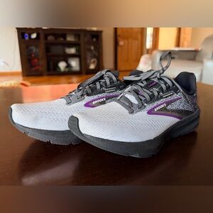 Brooks Women's Launch 10 size 6. EUC gray, black purple. Like new
